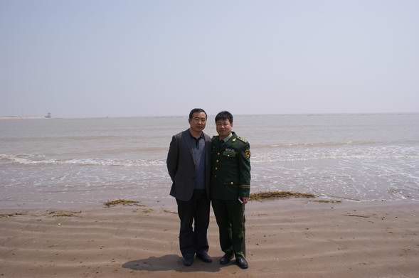 ������С ���������Ӷӳ�����У�ڱ߷�ǰ�ߺ�Ӱ.jpg